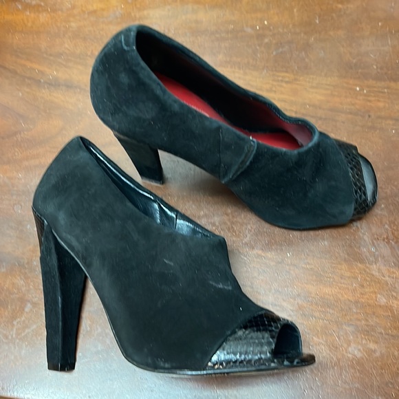 Women’s Charles Jourdan Peep Toe Black Suede Heels Size 7.5M